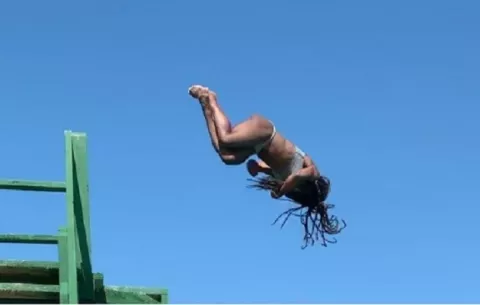 Simone Biles y su espectacular salto al mar durante sus vacaciones