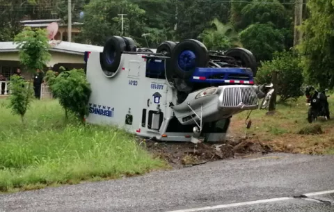 Camión de la Brinks se vuelca en vía de La Chorrera, sin causar heridos  