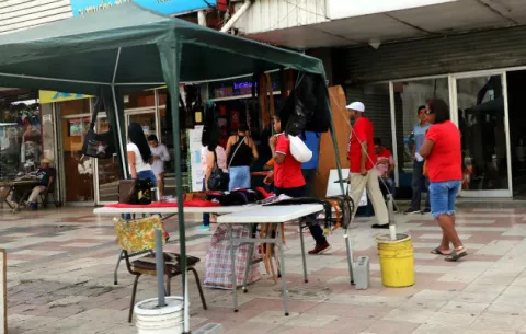 Buhoneros regresan a Calidonia y Santa Ana de manera temporal