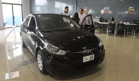 Caída en ventas de automóviles frena al motor de la economía mexicana