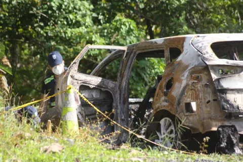 Encuentran dos cuerpos calcinados en un auto en La Honda de Capira