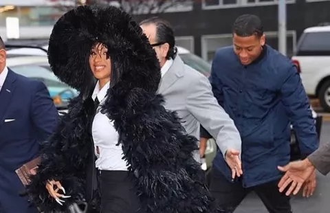 Cardi B lució un ostentoso abrigo de plumas negro para ir a un juicio