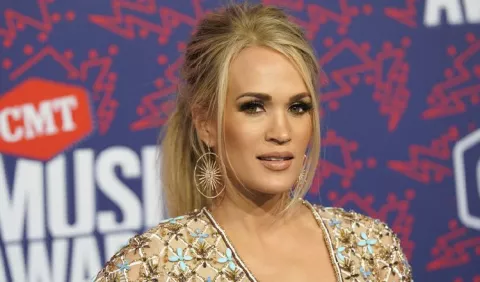 Carrie Underwood podría someterse a  cirugía 