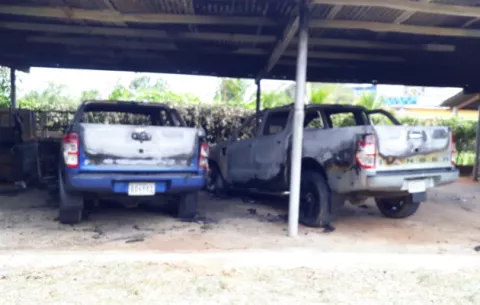 Sujetos desconocidos incendian dos vehículos en una residencia en Chitré