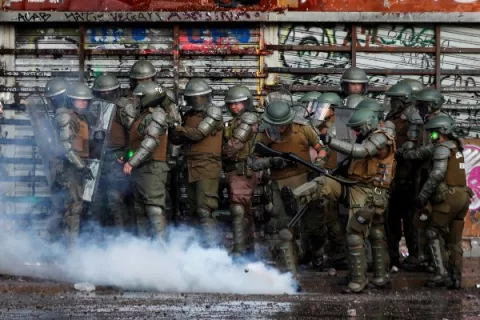 Una adolescente de 15 años y un hombre están graves tras ser golpeados con bombas lacrimógenas