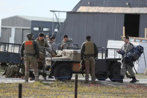 Encuentran varios restos humanos en el área cerca a la Antártida donde se perdió avión chileno