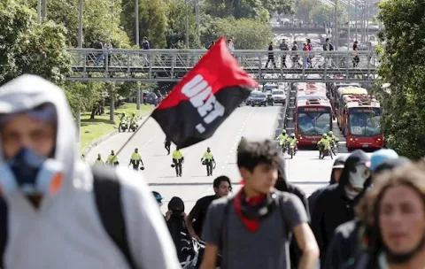 Los escudos azules desafían el miedo para proteger a los manifestantes en Bogotá