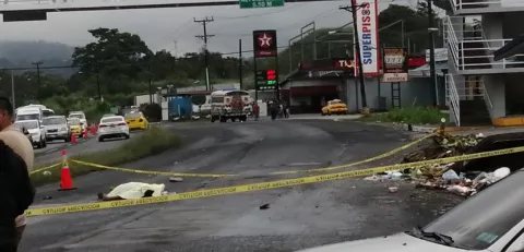 Ciudadano trata de esquivar la basura cerca del puente peatonal y un bus lo atropella en Colón