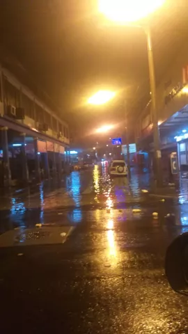 Árboles caídos, calles inundadas y un caos vehicular causaron las fuertes lluvias en Colón