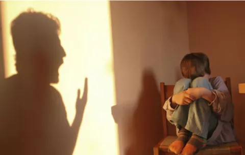 Condenan a hombre a tres años de prisión por darle un correazo al hijo de su pareja