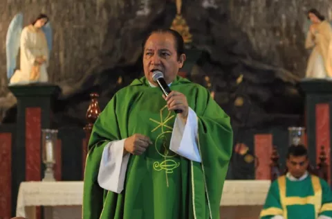 Padre David Cosca seguirá suspendido de cualquier oficio eclesiástico público