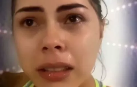 Doralis Mela muestra, entre lágrimas, su indignación por caso de pastor acusado de abusar de una niña