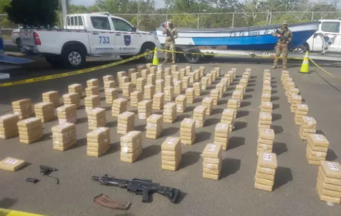 Incautan 500 paquetes de droga a borde de una lancha cerca de Punta Mala