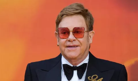 Elton John reveló la razón por la que tuvo que usar pañales durante un concierto