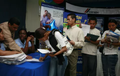 Mil jóvenes iniciarán en enero sus pasantías laborales dentro de empresas privadas