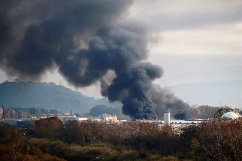 Controlan incendio en planta recicladora de residuos solventes en el noreste de España