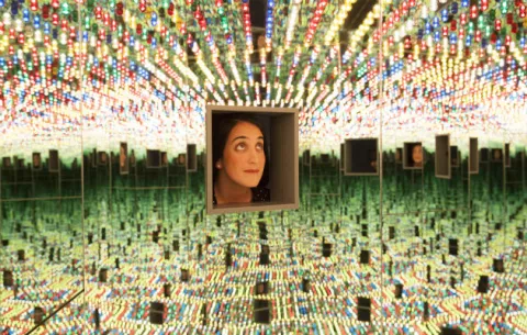 Obra que refleja una era ‘infinita’ en un cuarto de espejos, colores y luces