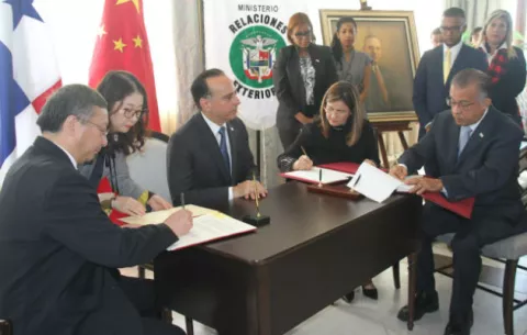 Panamá firma protocolos sanitarios con China para exportación de carne de cerdo y productos acuáticos 