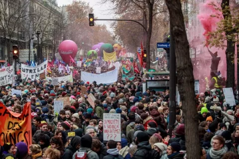 Caos en Francia por el colapso del transporte a causa de una huelga general