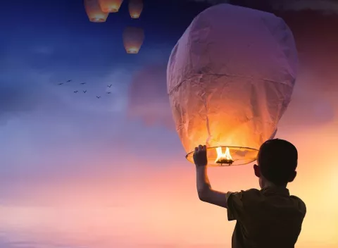 Ministerio de Ambiente recomienda celebrar sin los globos del deseo