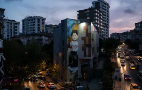 Artista combate injusticia pintando graffiti