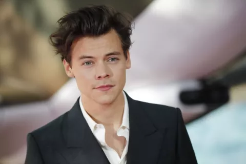Harry Styles come esperma de bacalao para evitar responder una pregunta sobre su exnovia. 