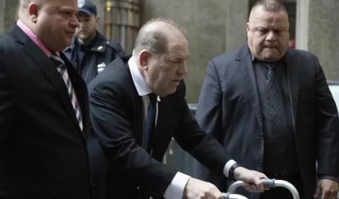 Reprueban millonario acuerdo de Harvey Weinstein