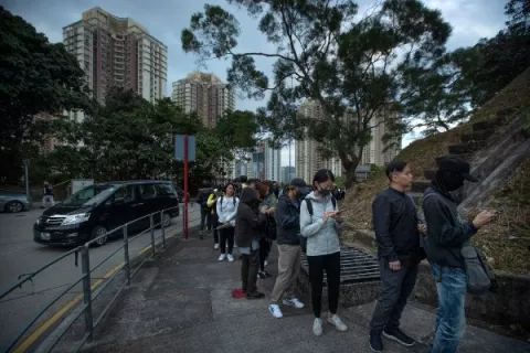 Miles de hongkoneses conmemoran el medio año de protestas contra el Gobierno