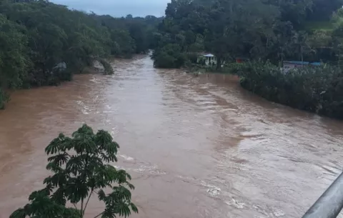 Desborde de ríos deja casas afectadas en Colón