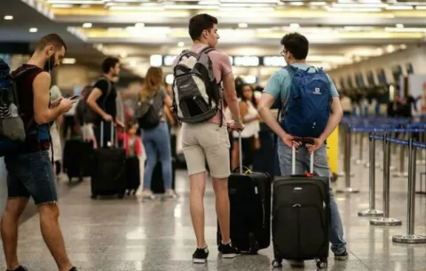 Impuesto del 30 por ciento para viajar al exterior desafía a la clase media argentina