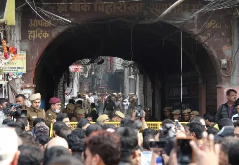 Detienen al dueño de la fábrica arrasada por el fuego en la India que causó 43 muertos