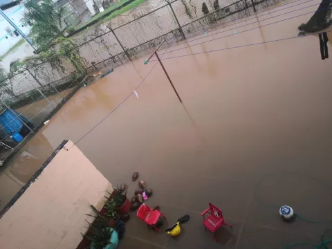 Las comunidades de Davis y Margarita de Colón son afectadas por las fuertes lluvias