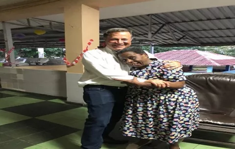 Expresidente Juan Carlos Varela recibe cariño en el Hogar Bolívar