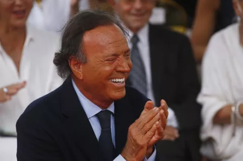 Julio Iglesias lanza una beca musical con Latin Grammy para expandir su legado