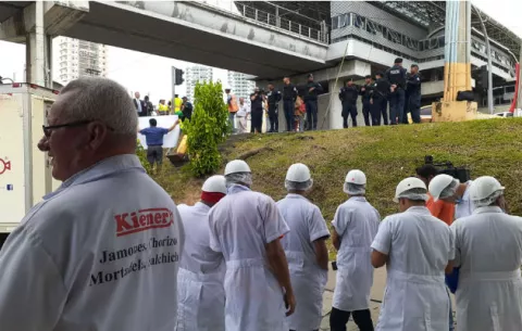 Tractores del Mop llegan para derribar muro en las inmediaciones de la empresa Kiener 