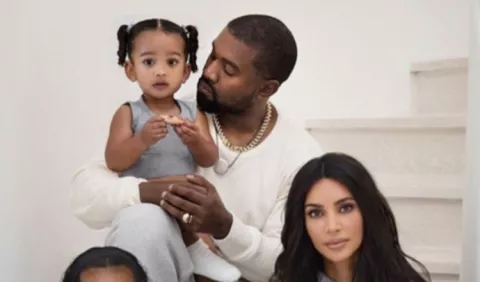 Los Kardashian West comparten foto navideña