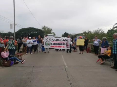Pacientes afectados por el Dietilenglicol cierran el puente en La Villa