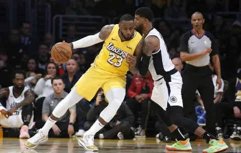 LeBron James se resiente de su lesión y tendrá que descansar