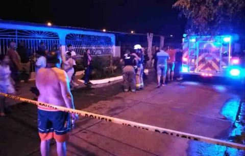 Tres personas mueren en incendio en Las Acacias la madrugada de este lunes