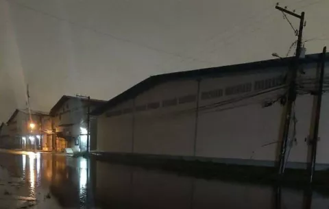  Calles y avenidas de la ciudad de Colón se inundaron tras fuertes lluvias 