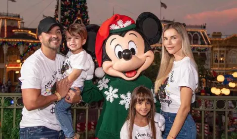Luis Fonsi y su familia celebran cumpleaños navideño con Mickey