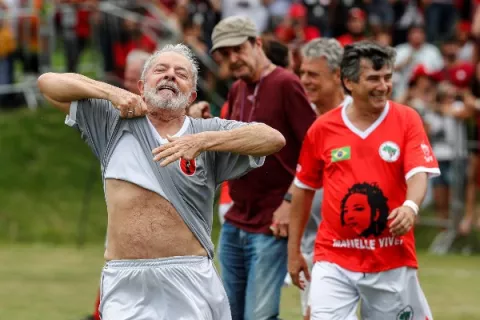 Luiz Inácio Lula da Silva juega un partido de fútbol con sus aliados