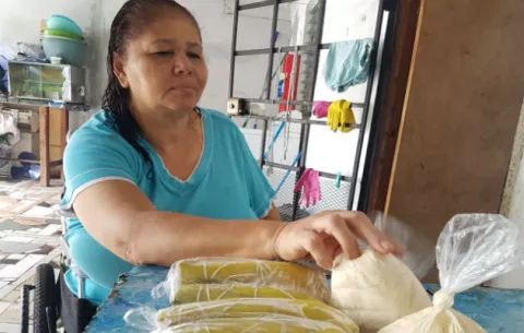 Con tenacidad, madre con discapacidad física lleva el sustento a su familia 