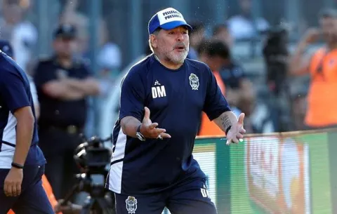Maradona manda a callar a niños que le pedían un autógrafo