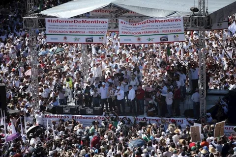 Unos 4 mil manifestantes marchan en Ciudad de México contra de López Obrador