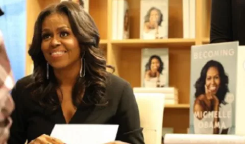 Michelle Obama dona una parte de los ingresos de su libro