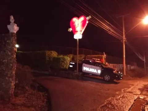 Hallan el cuerpo desnudo de una mujer en una bolsa en el garaje del cuarto 41 de un "push"