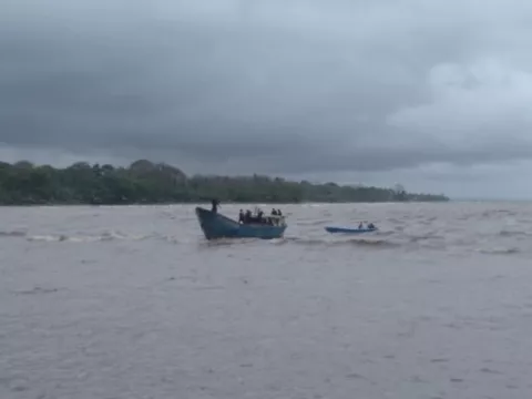Encuentran con vida a hombre que naufragó con su bote en costa abajo de Colón