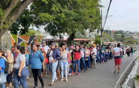 Miles de personas amanecen en las Naviferias del IMA para comprar su jamón