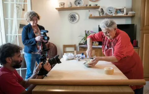 Abuelas tienen un papel estelar, haciendo pasta a la antigua